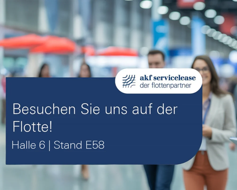Unscharfe Menschenmenge mit einem blauen Textfeld und dem Logo von akt serviceleas