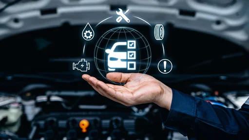 Automobiltechniker hält ein Autosymbol in der Hand, symbolisiert technische Expertise und Fahrzeugservice.