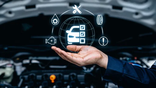 Automobiltechniker hält ein Autosymbol in der Hand, symbolisiert technische Expertise und Fahrzeugservice.