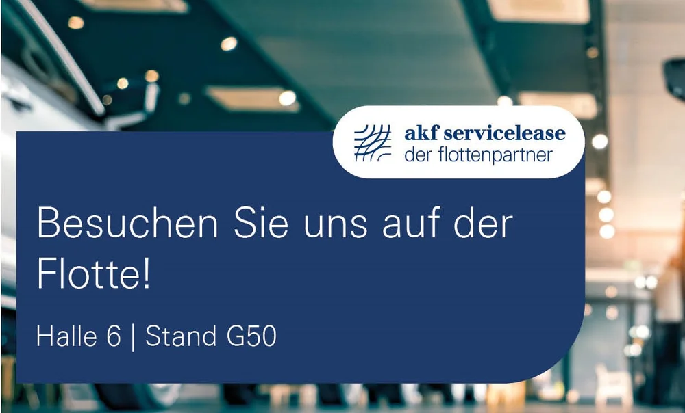 Blaues Banner mit weißem Logo von akf servicelease der flottenpartner und Text Besuchen Sie uns auf der Flotte! Halle 6 | Stand G50 vor unscharfem Hintergrund mit Deckenlampen